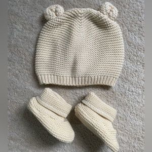 Gap, 0-3M & 3-6M, knitted hat and booties. Color: beige.